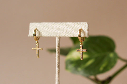 Arete cruz blanca